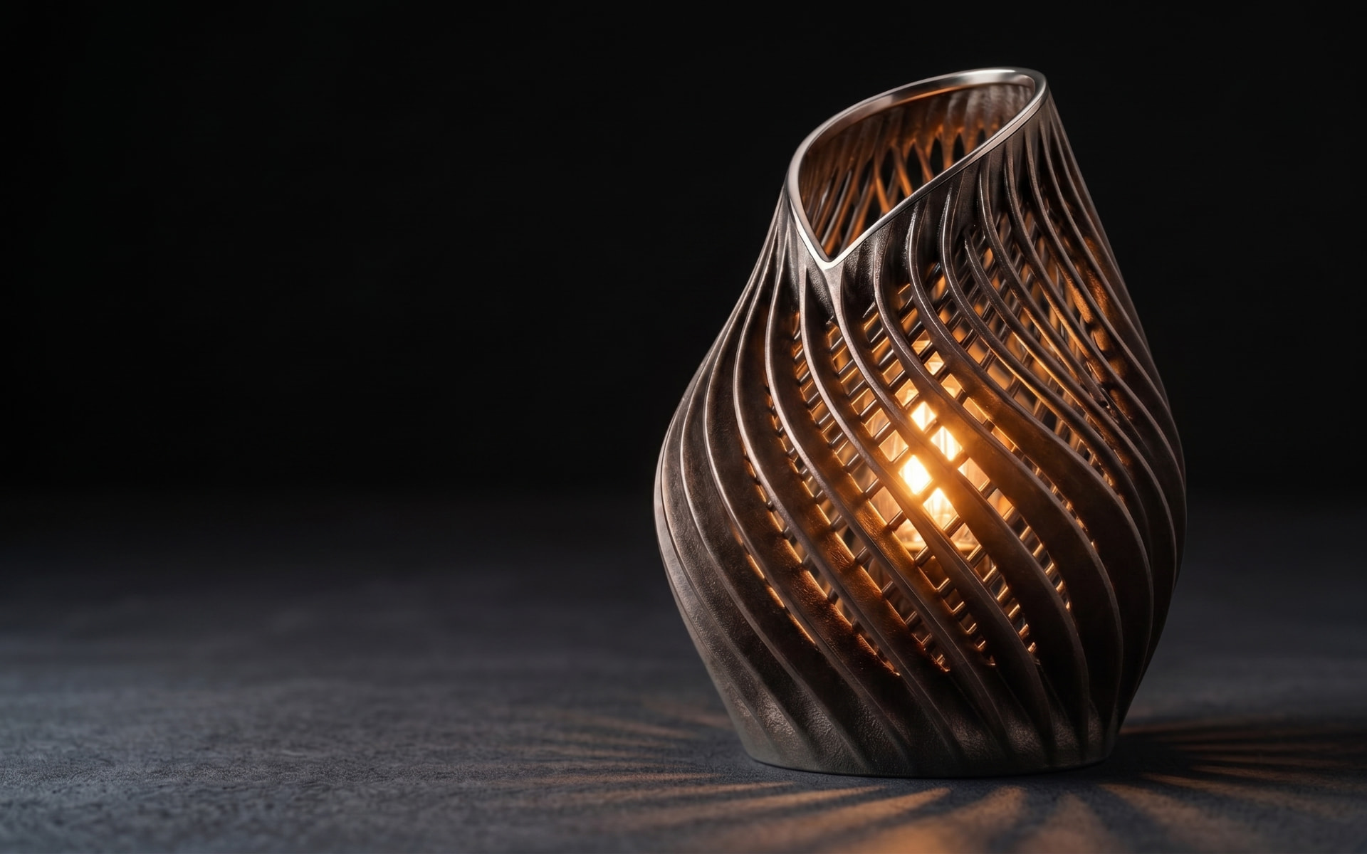 Luminária escultural em espiral com luz interna quente, criada pelo atelier SINGULARIS